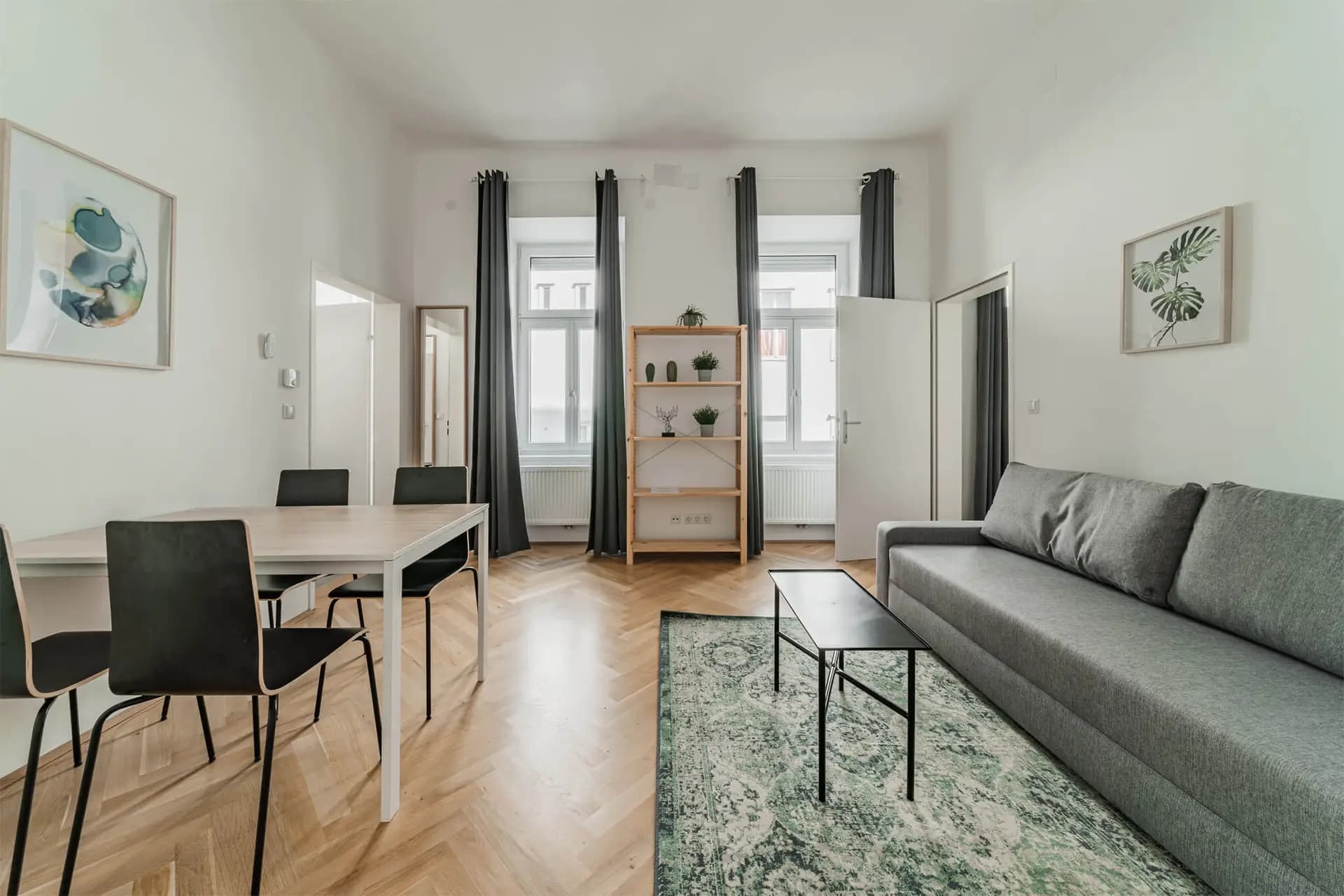 Hell möbliertes Apartment mit Holzboden und Designer-Sessel aus dem hostmyplace Portfolio